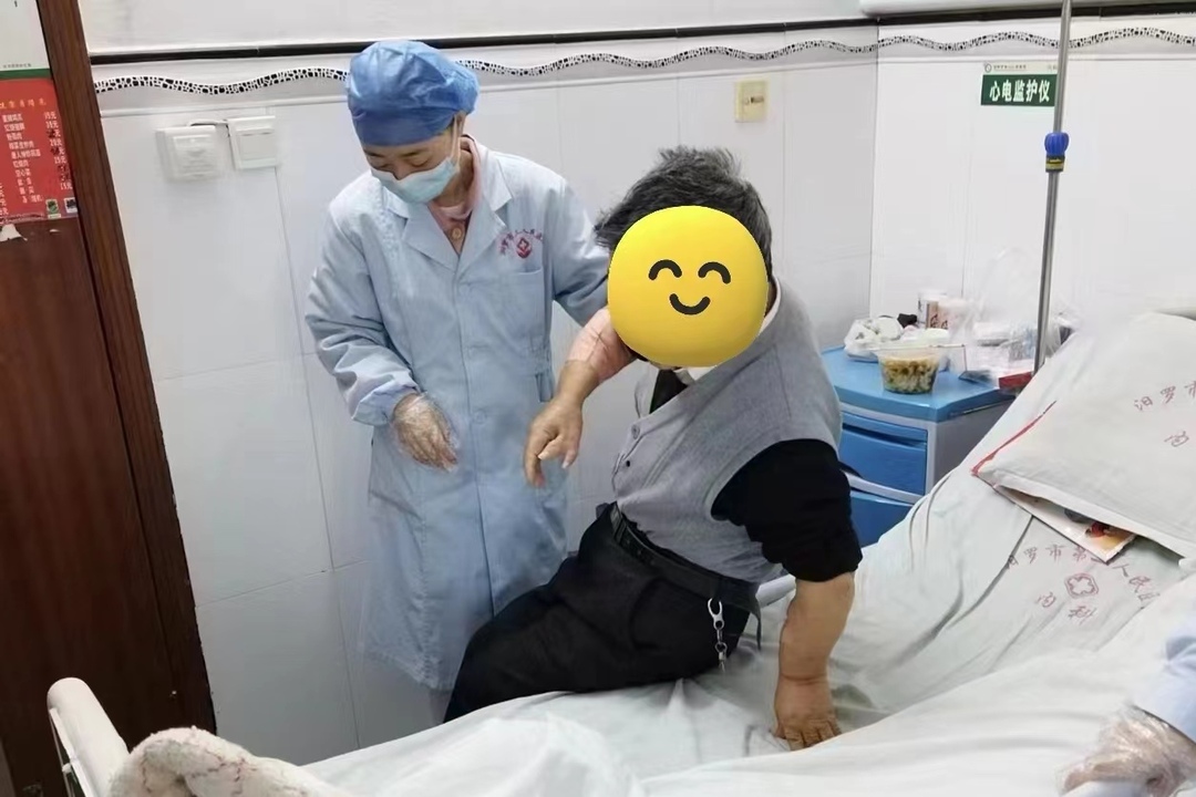 一面锦旗背后，是触动人心的温暖