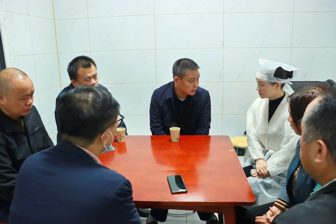 欧明目前往殡仪馆吊唁平民英雄袁瑛