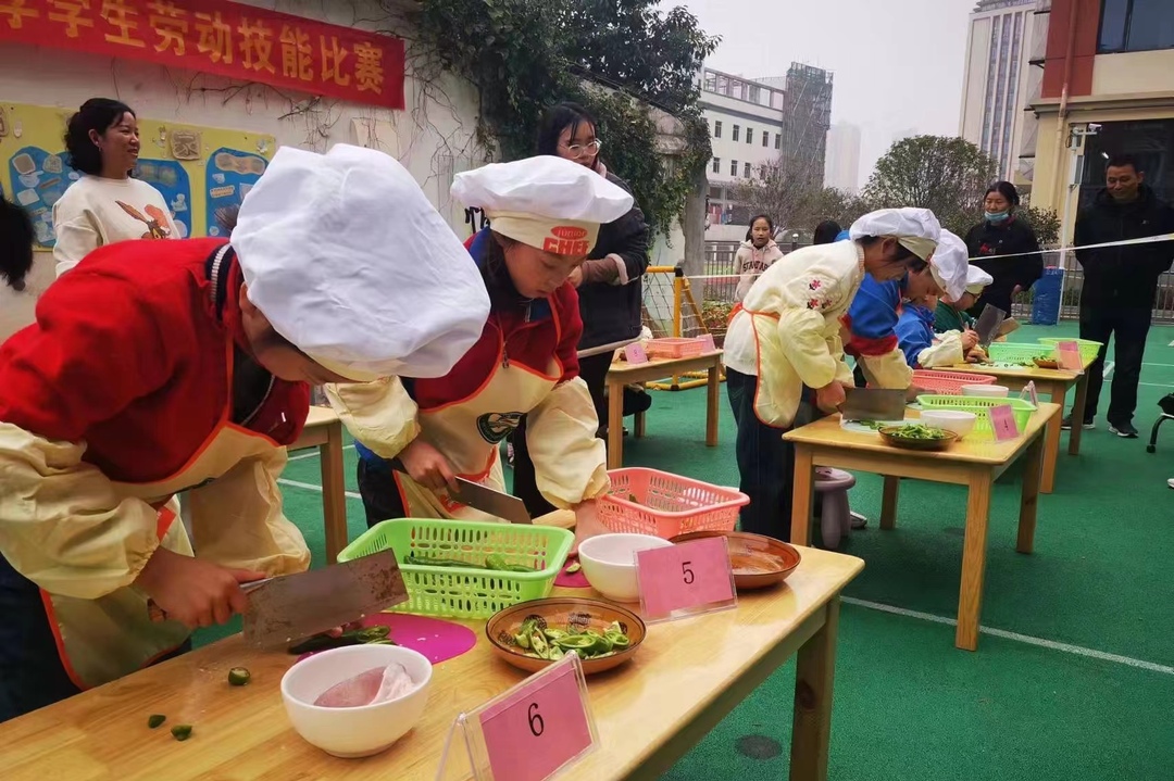 “ 小厨师”就位，汨罗市实验小学举行学生劳动技能比赛