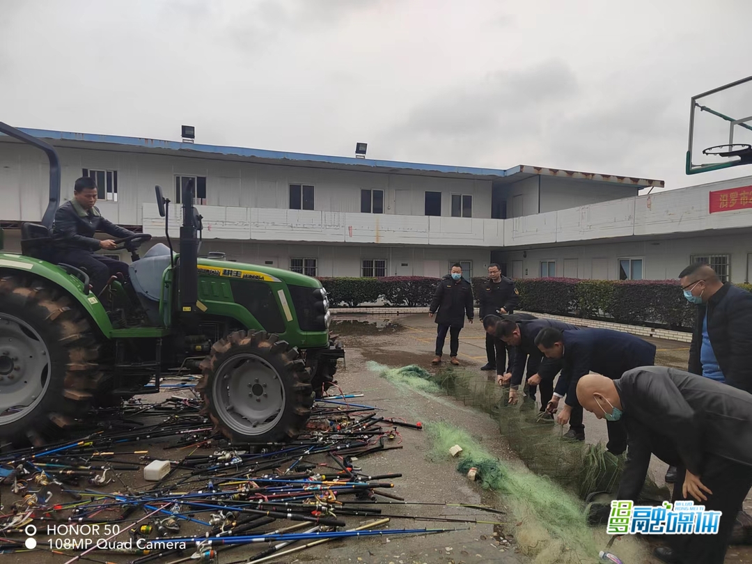 汨罗集中销毁违规网具渔具
