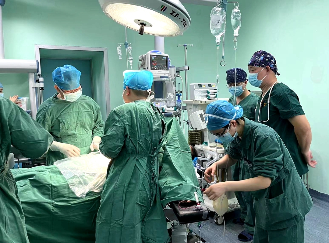 肿瘤直径12厘米，汨罗完成首例巨大肾上腺嗜铬细胞瘤切除手术