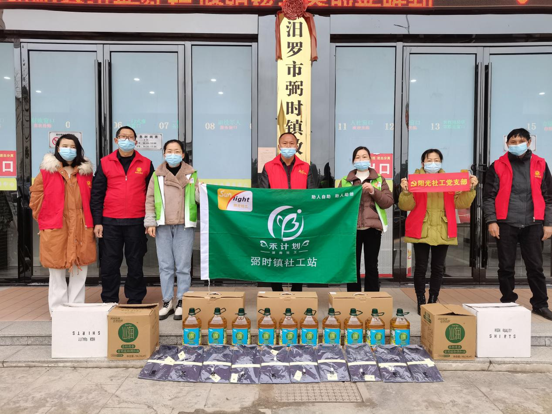 冬日里，弼时镇桃花安置区10户困难家庭收到暖心物资