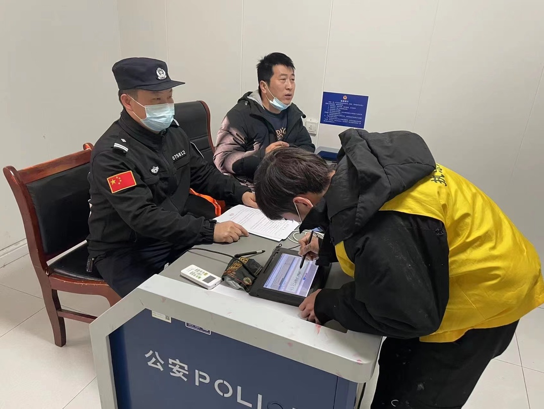 前无证酒驾，后袭警逃离，一男子被抓获归案