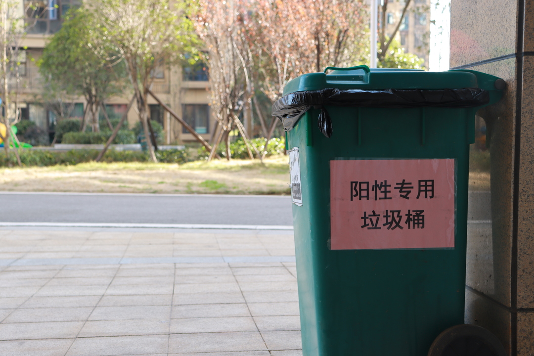 关心环卫工人！汨罗这个小区设置“阳性专用垃圾桶”
