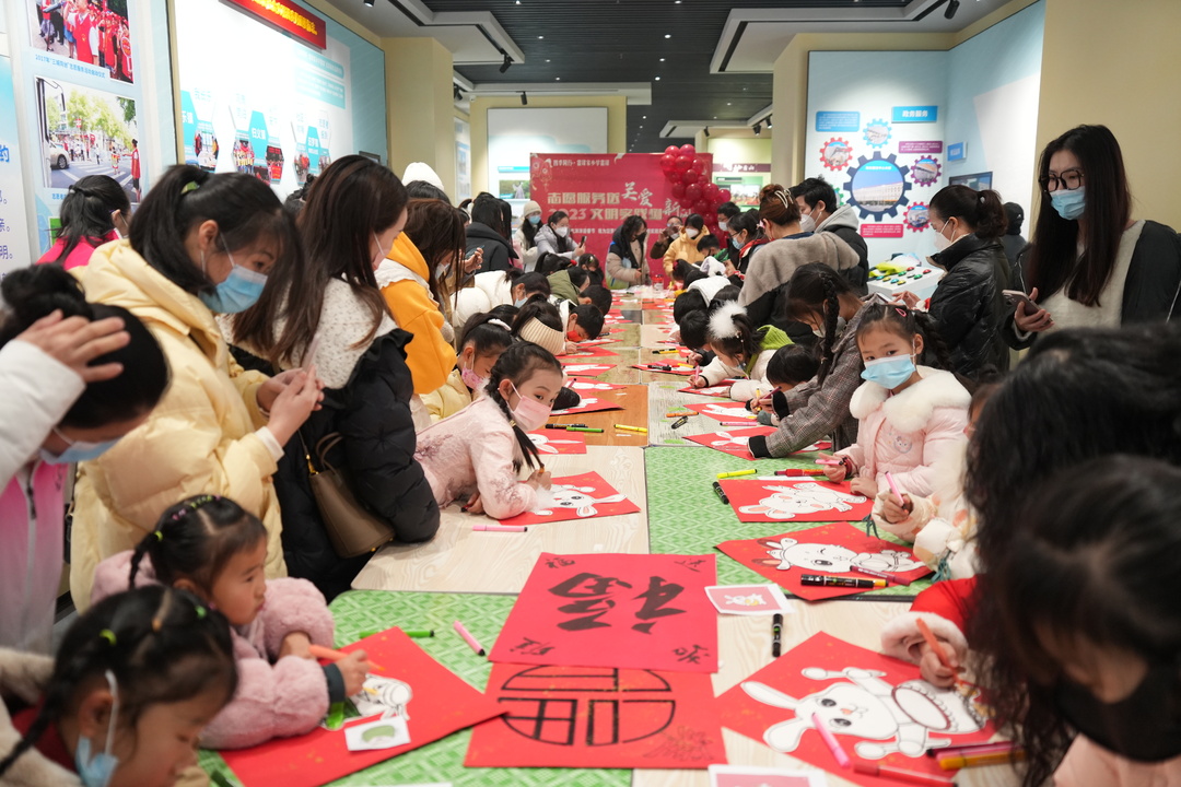 汨罗：绘画迎新年，志愿服务绽放童心间