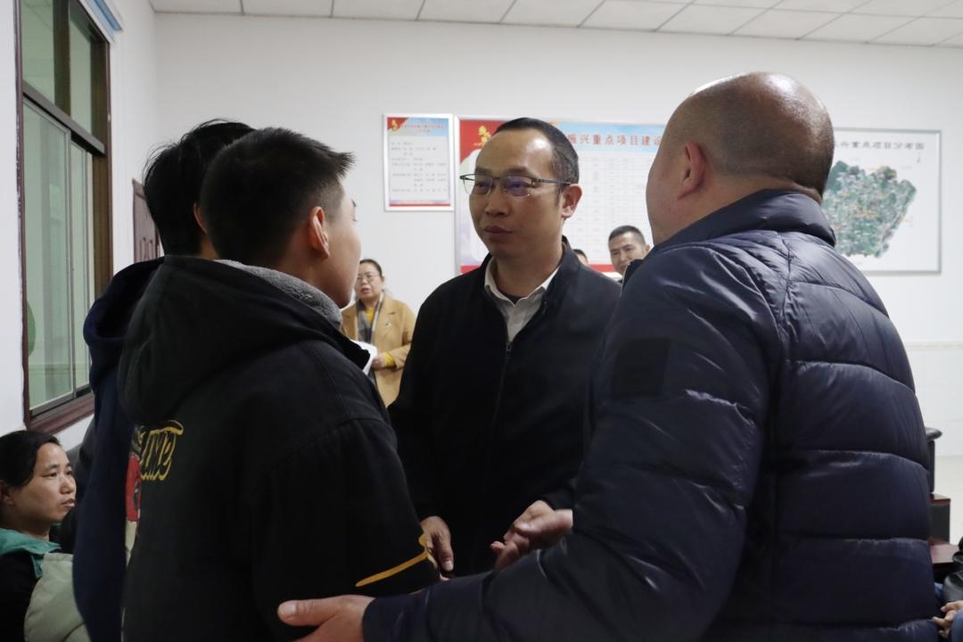 温暖过年｜叶罡慰问弼时镇困难学生、群众