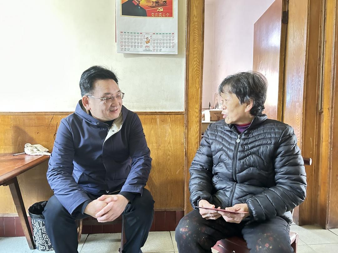 黎浩走访慰问城区困难职工代表