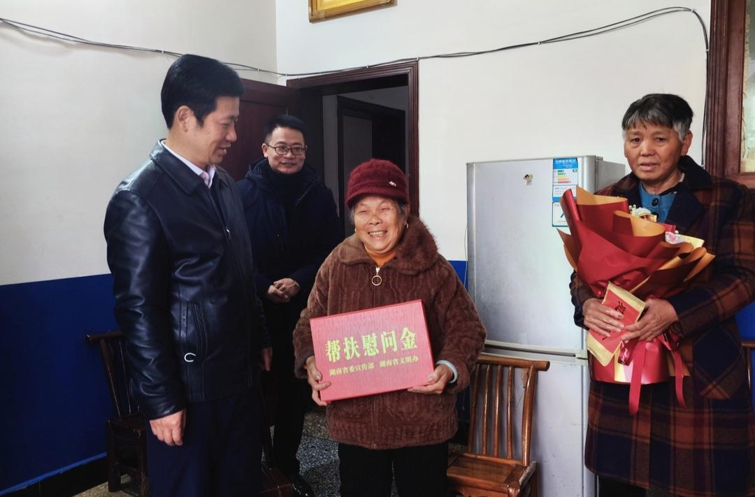 岳阳市委宣传部、文明办慰问道德模范阳鹏一家