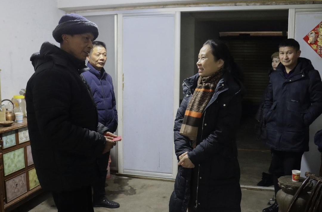 周亚玲走访慰问下岗职工和退役军人