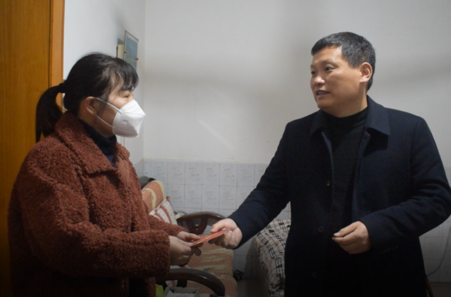 李亚江走访慰问困难群体