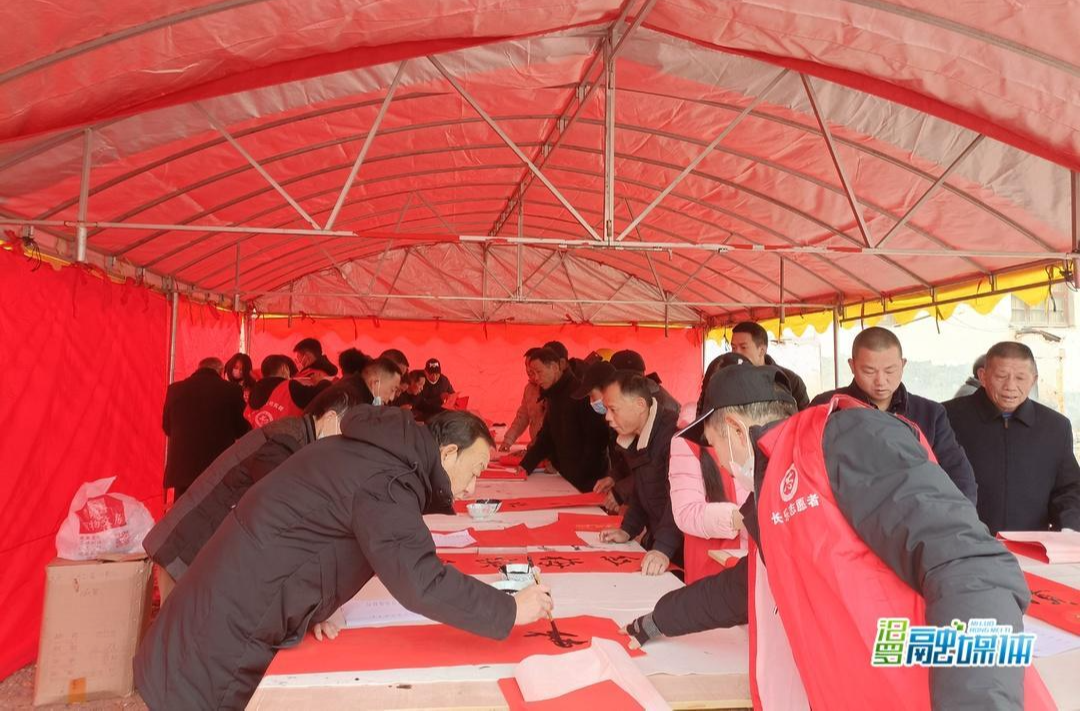 挥毫泼墨迎新春！长乐镇免费为村民写送春联