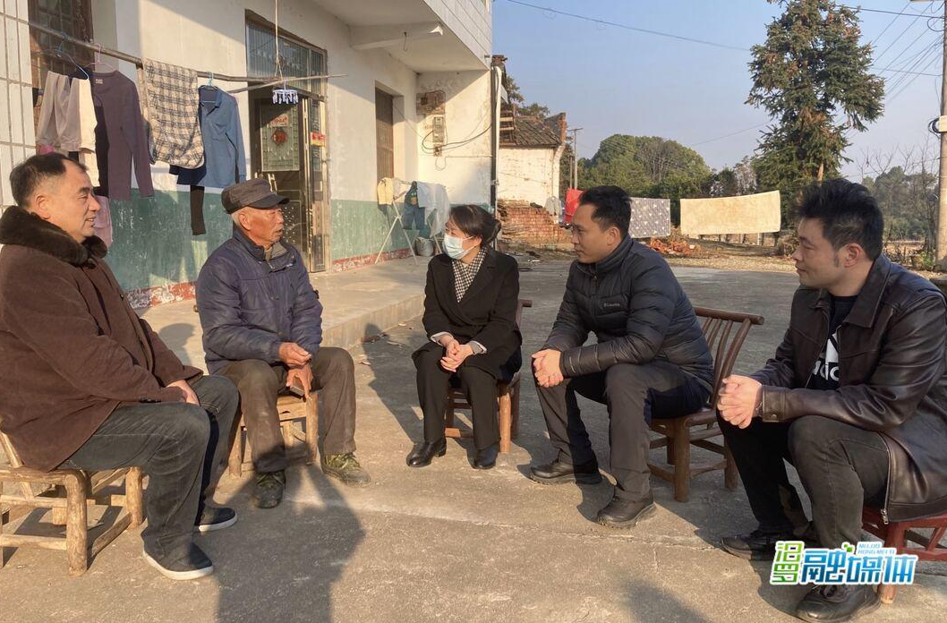 李芬走访慰问困难党员和退休干部
