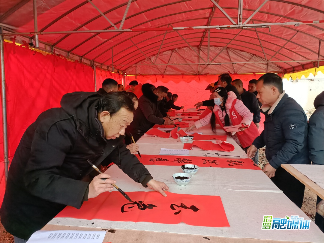 挥毫泼墨迎新春！长乐镇免费为村民写送春联