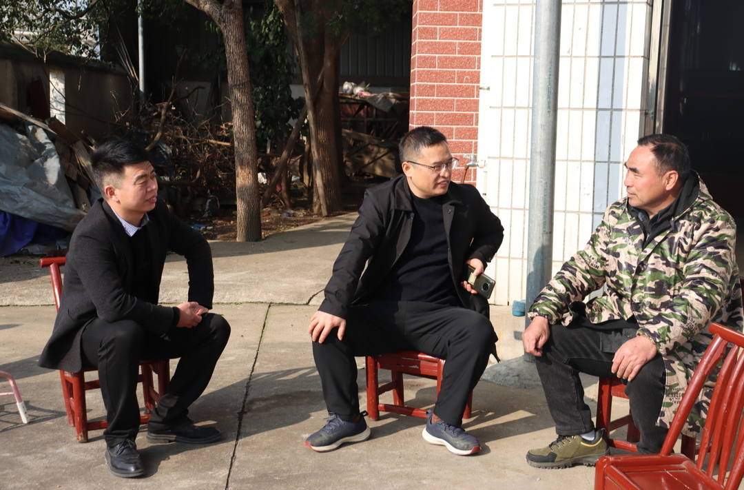 许义中走访慰问见义勇为人员和困难群众