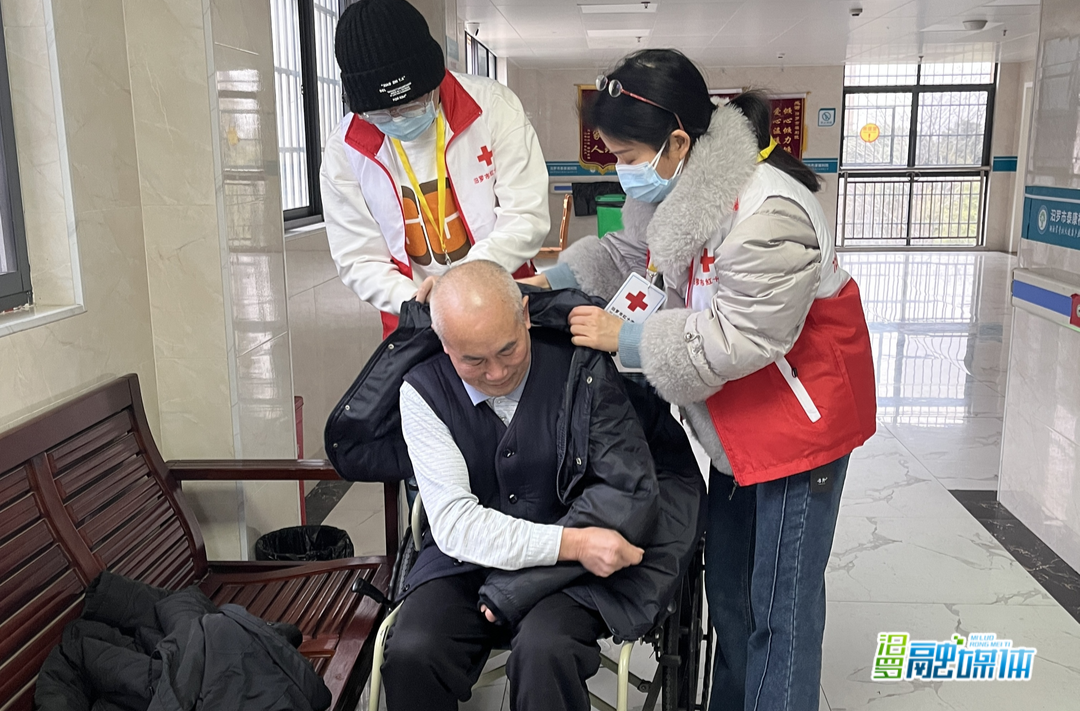 汨罗市红十字会慰问泰康福利院老人
