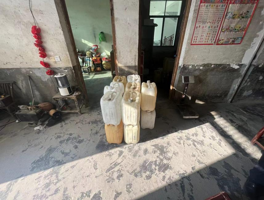 汨罗：家中非法销售汽油 弼时一窝点被端