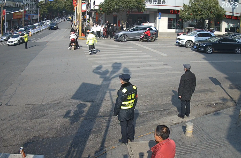 闹市路口全员“静止”，汨罗交警3分钟为急救病人打通生命通道