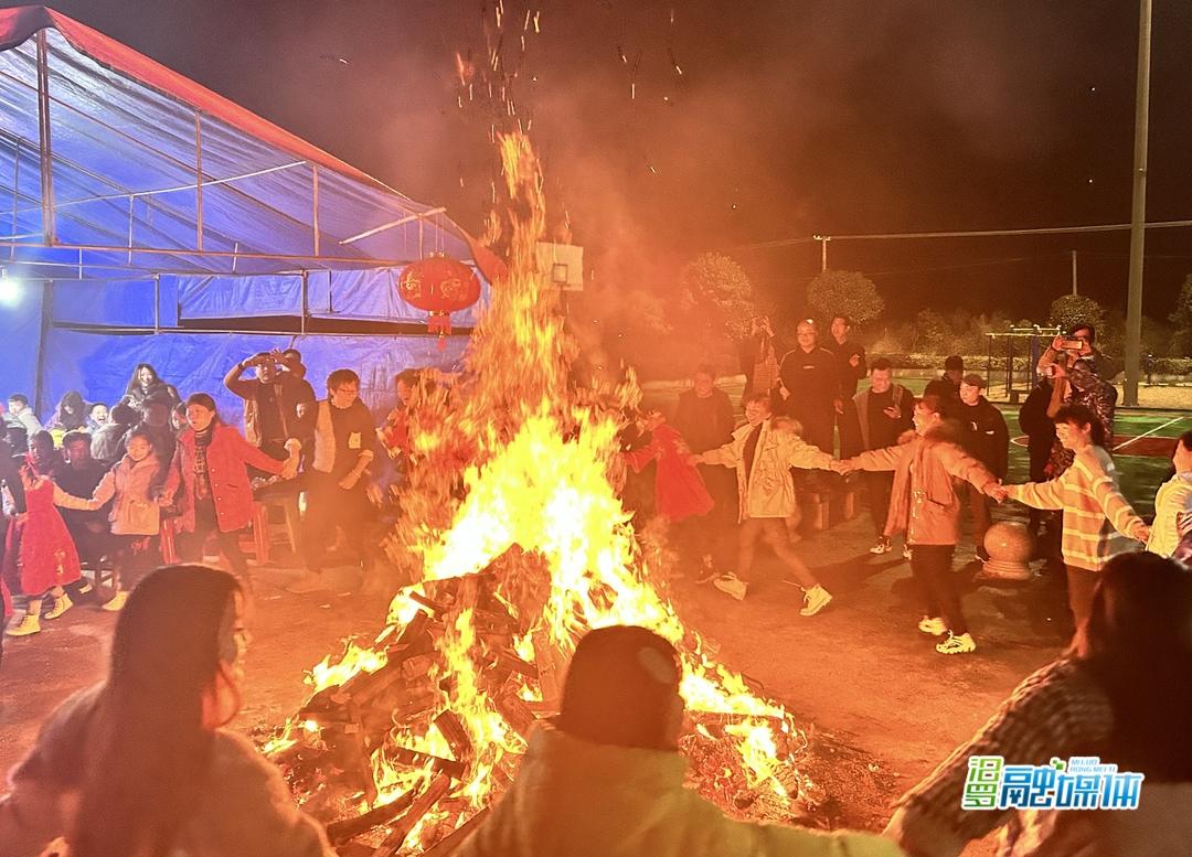 温暖过年｜包饺子、燃篝火、看春晚，上马社区十三组村民共度欢乐年