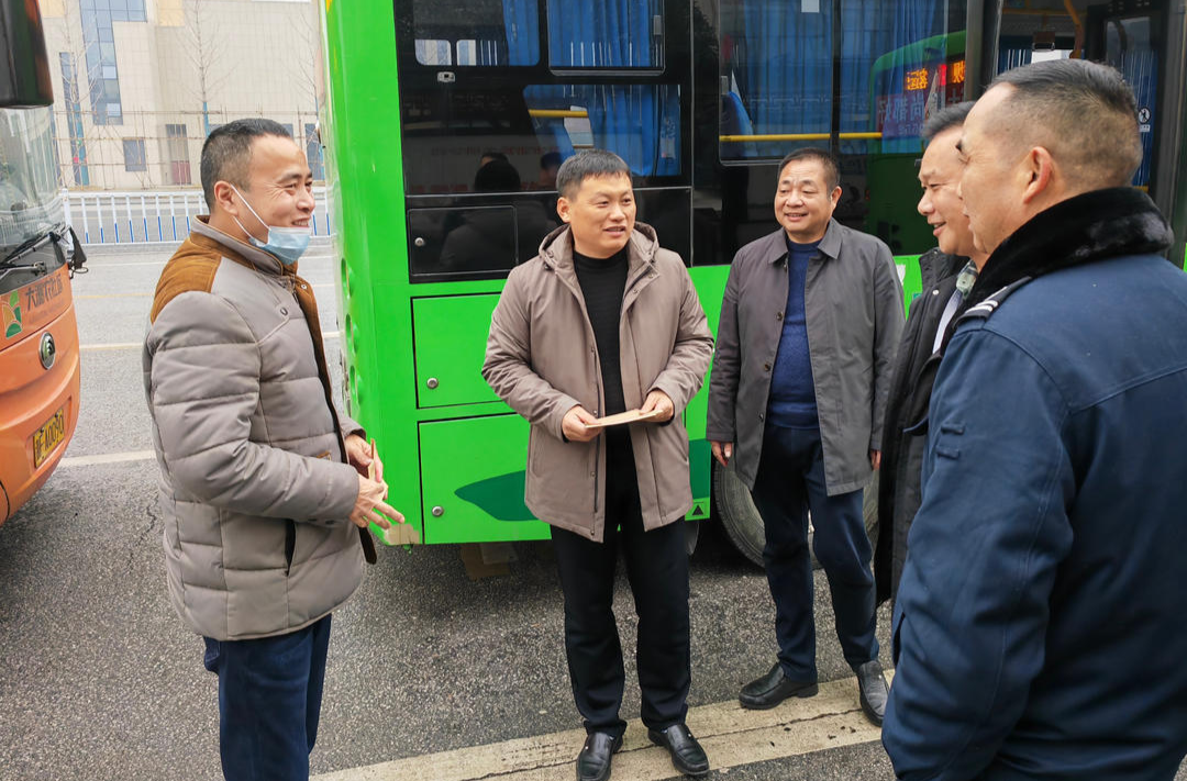 李亚江看望慰问春运一线值班人员