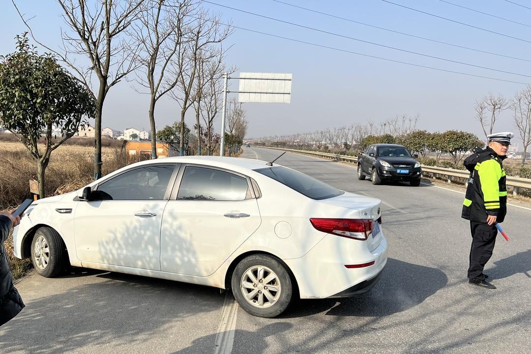路遇交警查车，一无证驾驶司机逆行逃离被“秒”抓