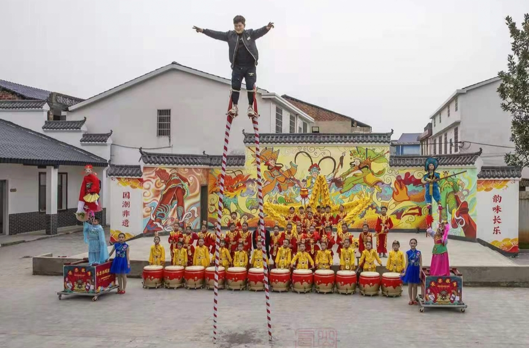 汨罗长乐“高跷王子”郑大军：明年我要踩6米