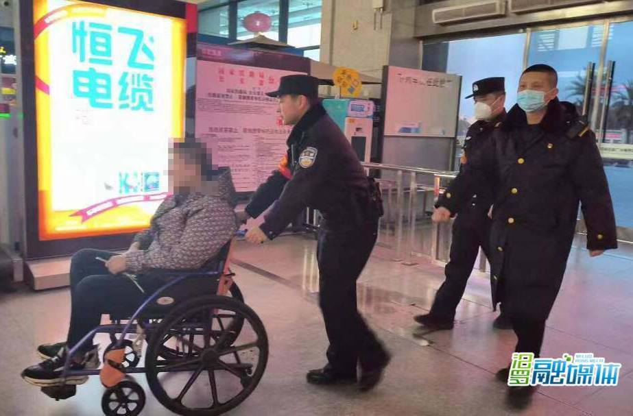 男子高铁站外突发疾病 多方救助转危为安