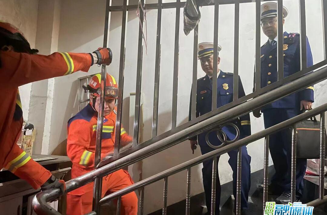 汨罗市消防大队：开展畅通消防“生命通道”集中夜查行动