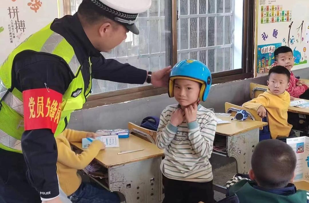 汨罗：安全“童”行，乘坐摩托车时不可佩戴轮滑头盔