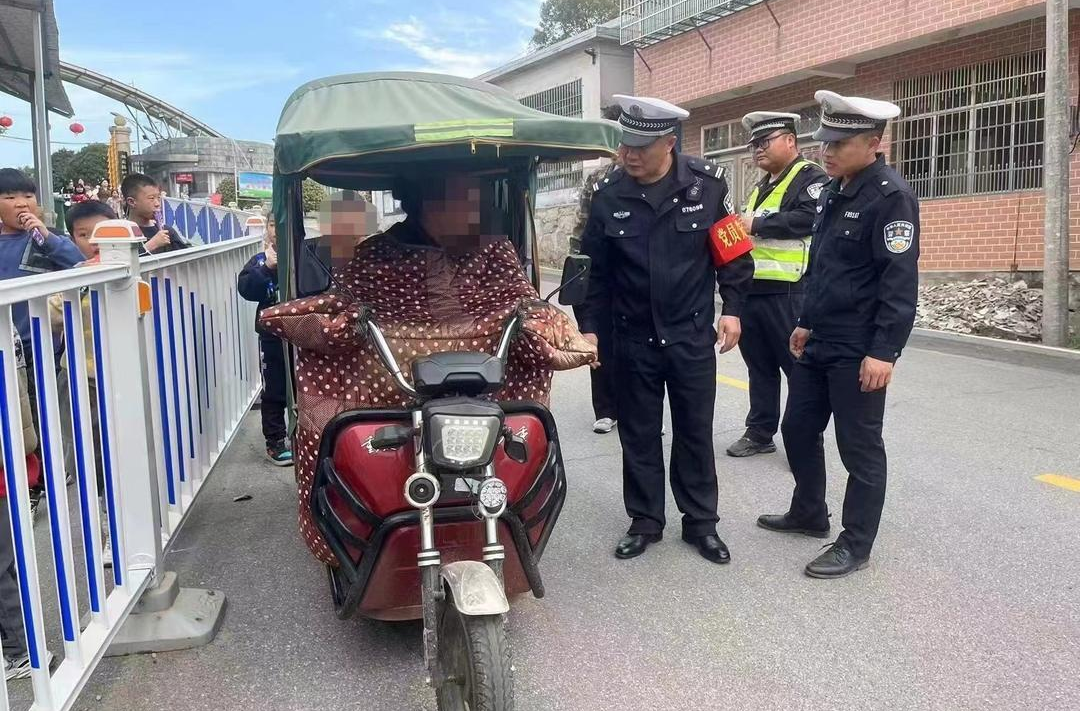 共创文明城｜汨罗：交警查获电动三轮车违法载人，小学生体验了警车接送“服务”