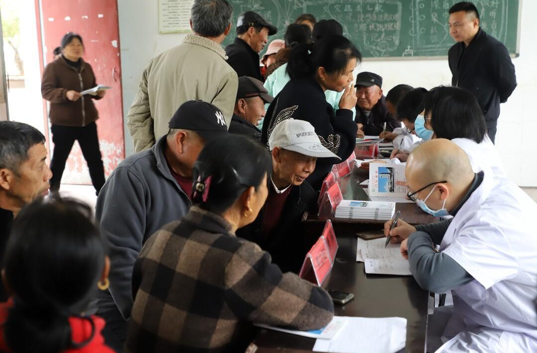 健康送上门，汨罗市人民医院专家团队为乡村150余位群众义诊