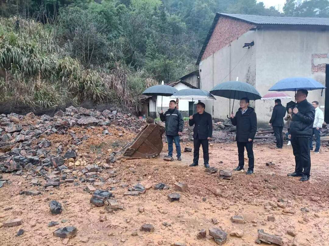 汨罗三江镇5座废弃烟囱被拆除