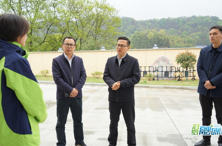 易万到川山坪镇调研家门口就业等工作