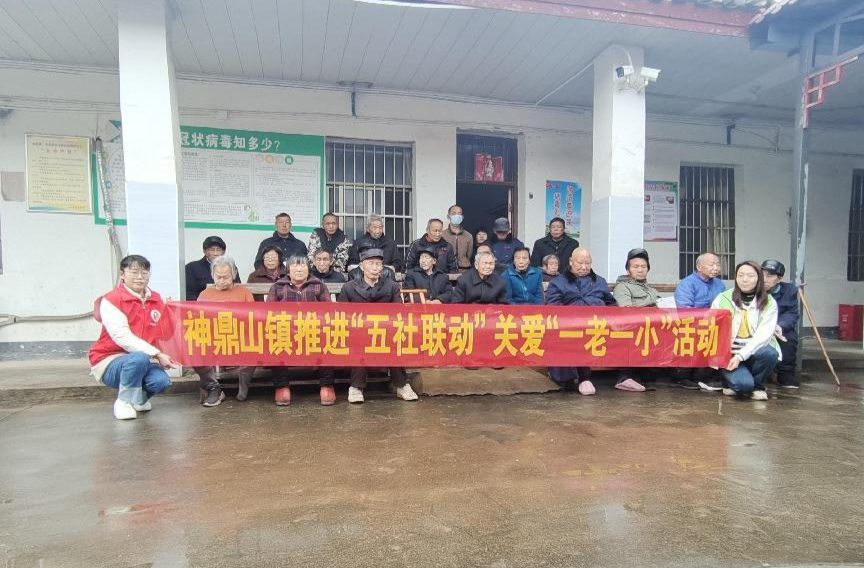 神鼎山镇：义剪走进敬老院，为老人打理“烦恼丝”