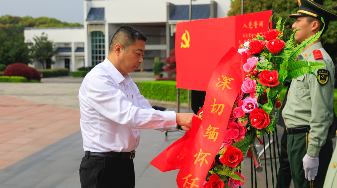 清明前，朱平波向任弼时同志铜像敬献花篮