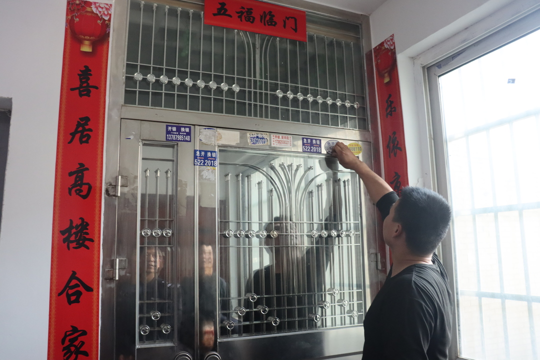 共创文明城丨汨罗：整治城市“牛皮癣”，谁张贴谁清理
