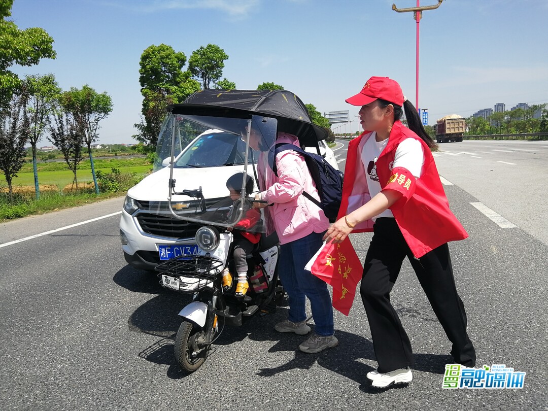 汨罗镇：“五一”路口“志愿红”