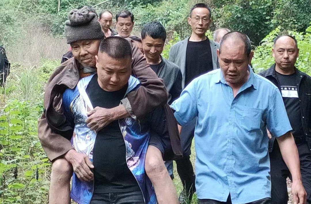 三江镇八景村：8小时党群接力 成功找回走失老人