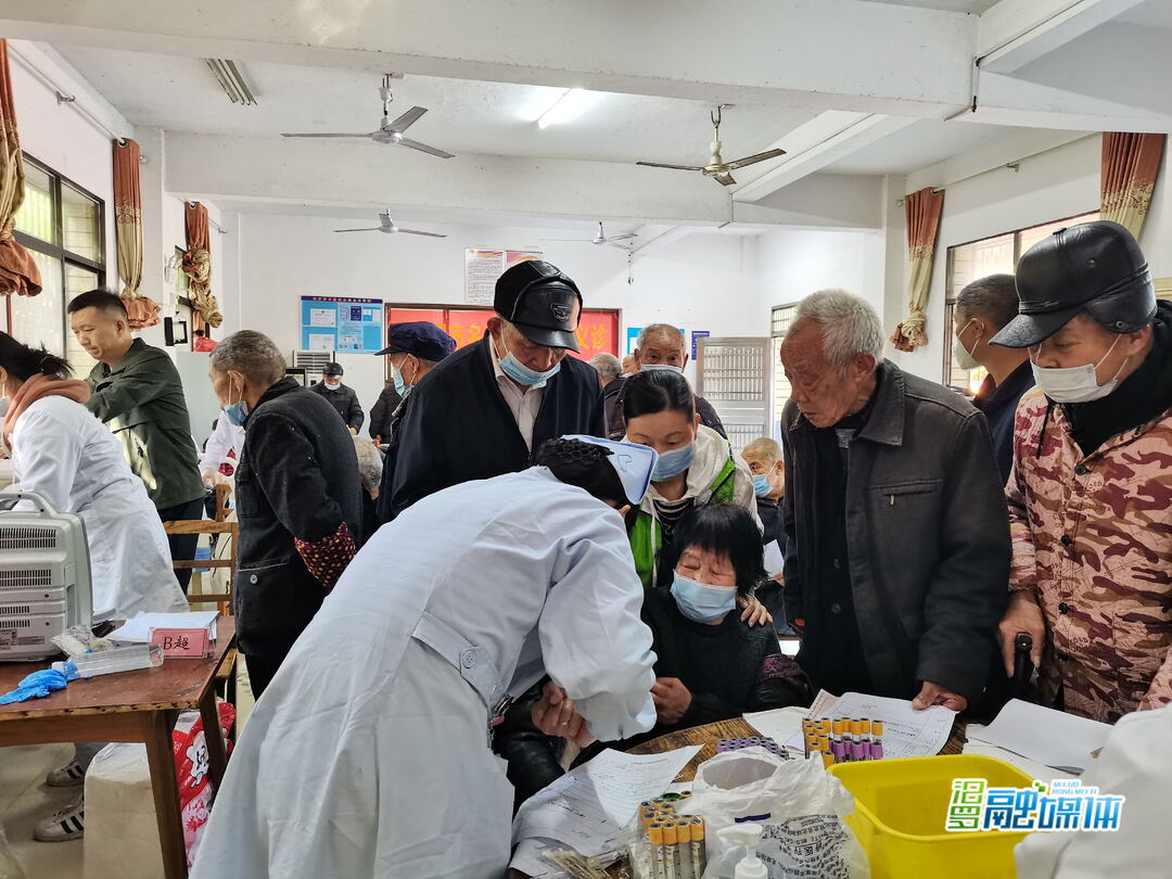 免费医疗服务“零距离”，汨罗弼时敬老院老人为他们点赞