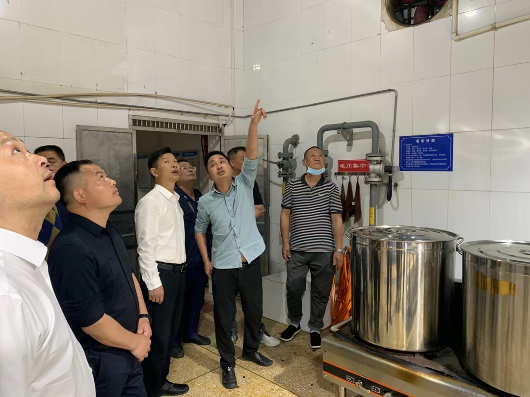曹陶调研学校燃气使用和食品安全管理工作