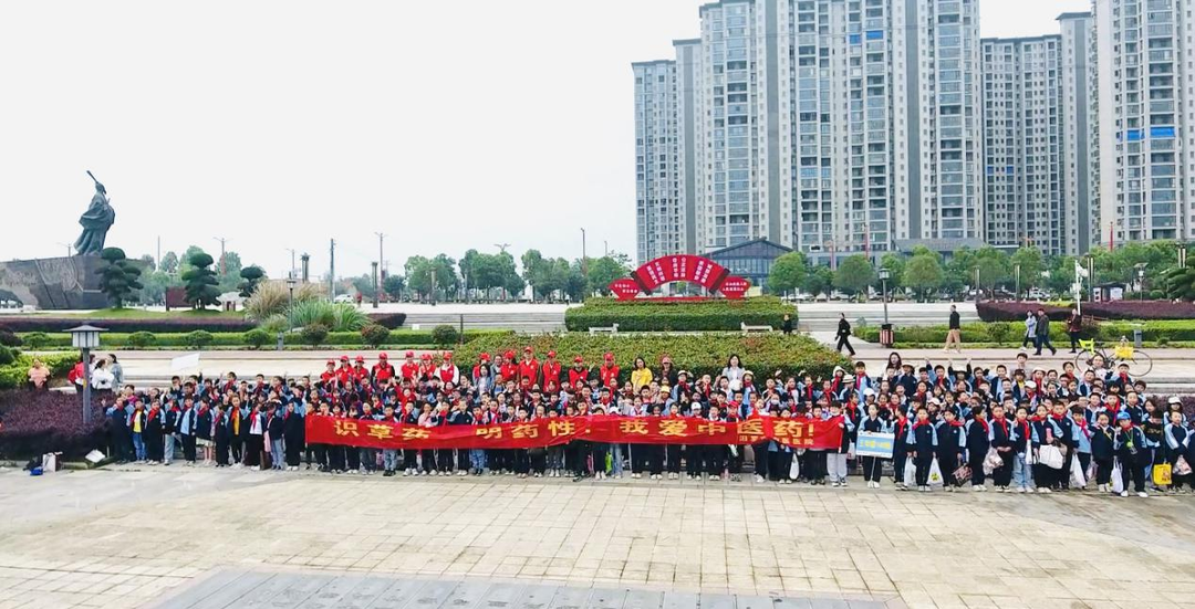 “识草药、明药性，我爱中医药”    中医药文化进校园