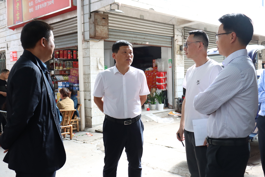 李亚江调度兴罗门市场文明创建攻坚整治工作