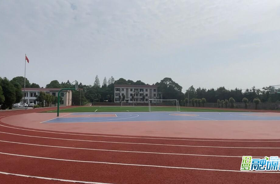 大荆中学运动场“大变身”，“人车分流”进校园