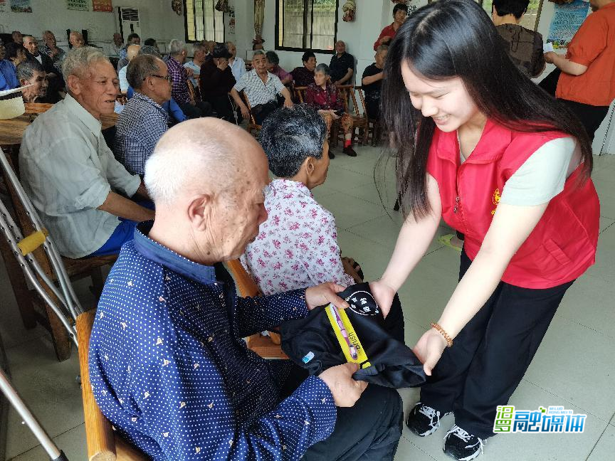 汨罗弼时镇：敬老院老人喜领夏日新衣
