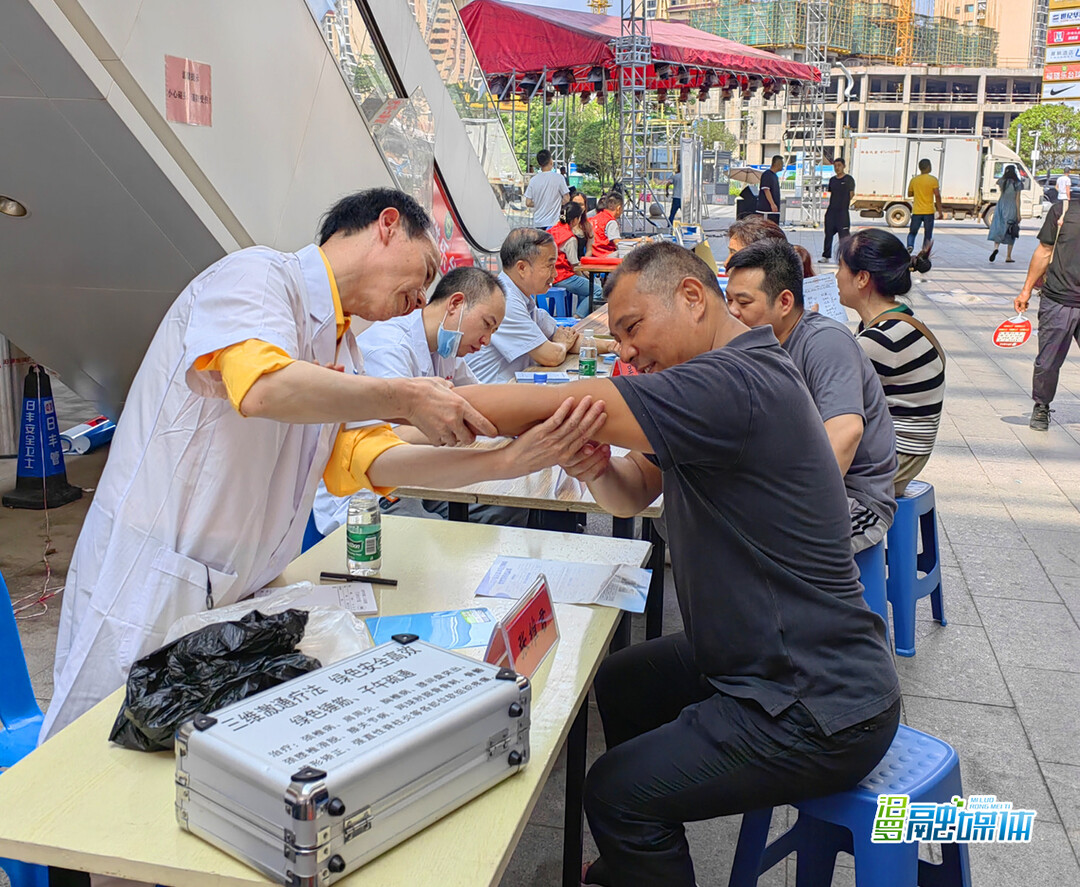 汨罗市医疗保障局开展异地就医直接结算政策集中宣传活动