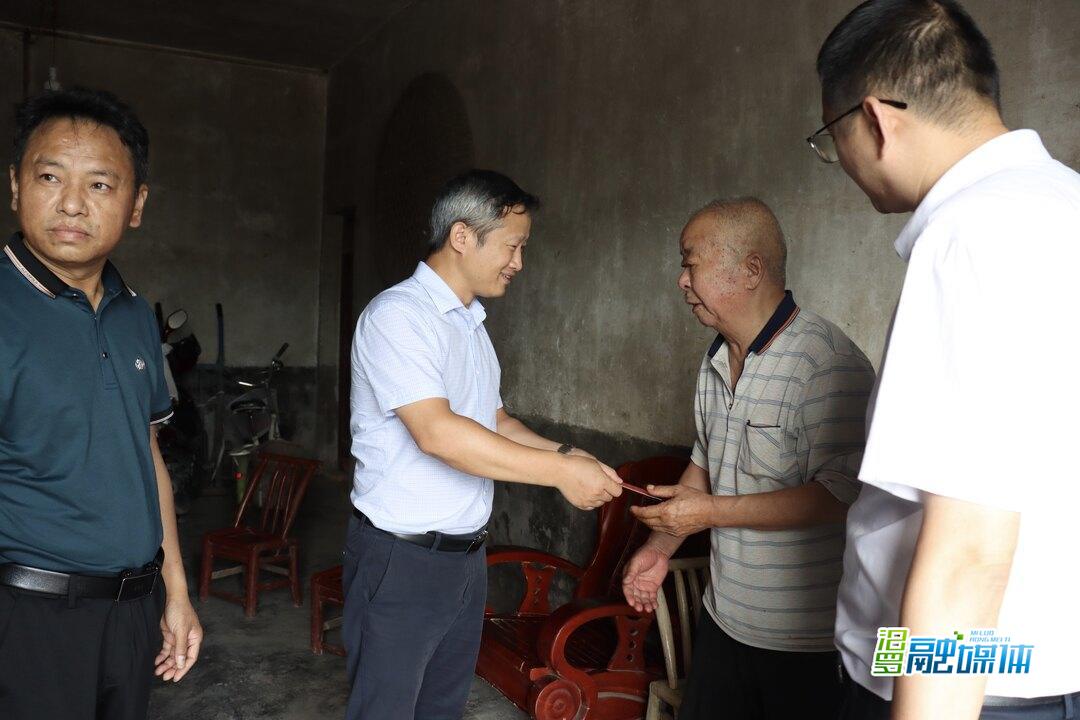 林恒求走访慰问弼时镇老党员和困难党员