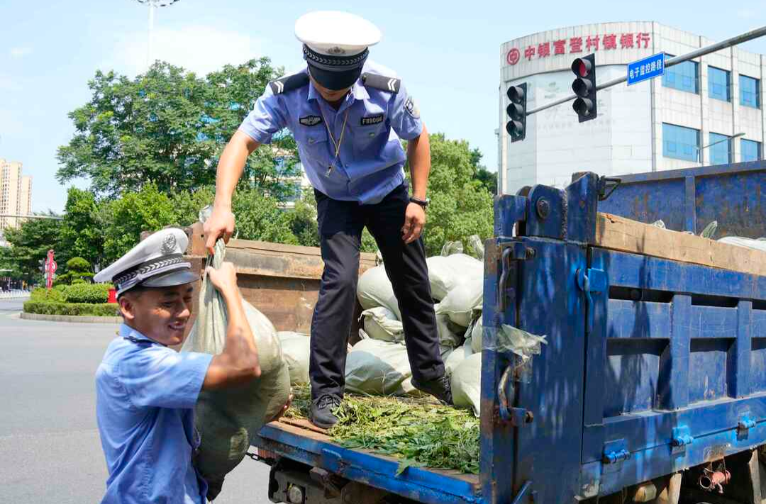 大湘农批城为交警、城管和环卫送万斤西瓜