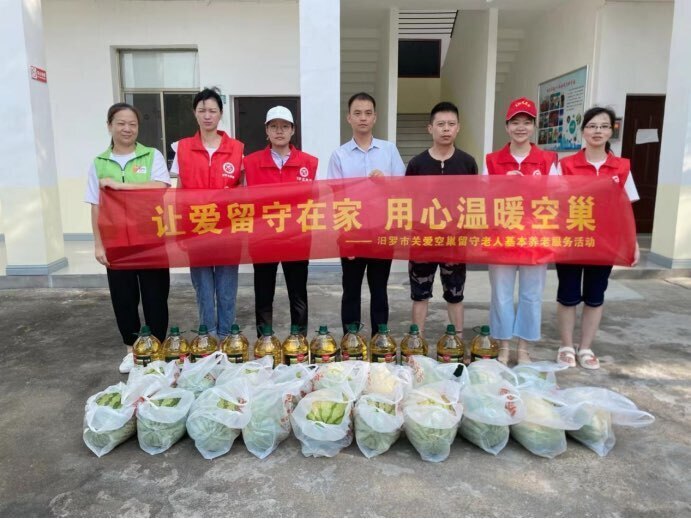 关爱独居、空巢老人，阳光社工夏日送清凉