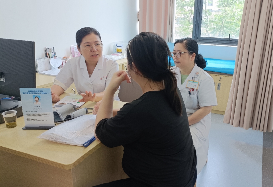 省妇幼专家到汨罗市妇幼保健院开展面对面技术指导活动