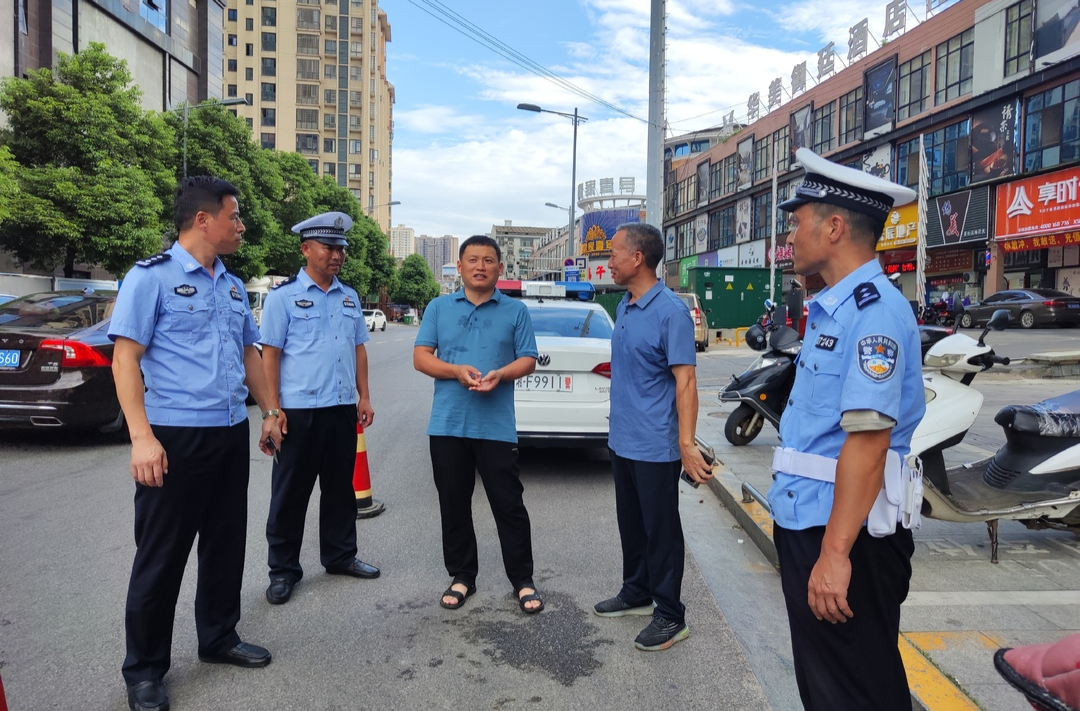 李亚江督导城区摩托车、电动车道路交通违法整治行动