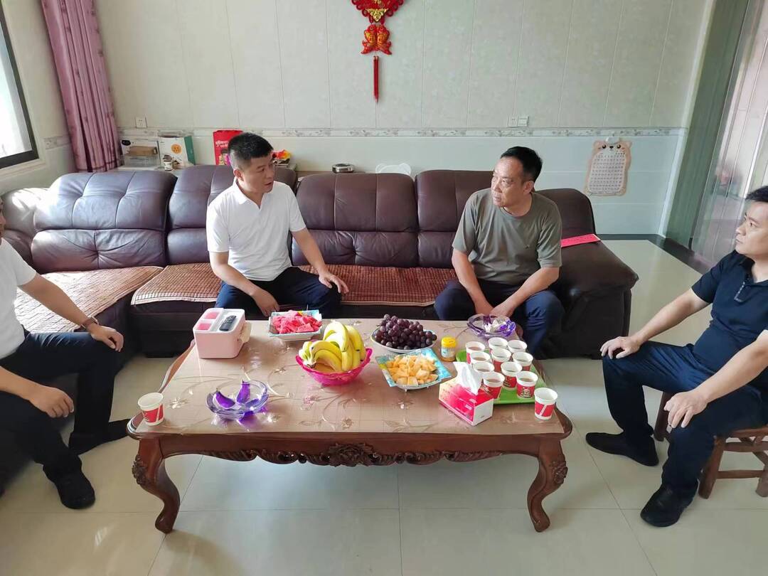 黎明走访慰问三江镇退役军人